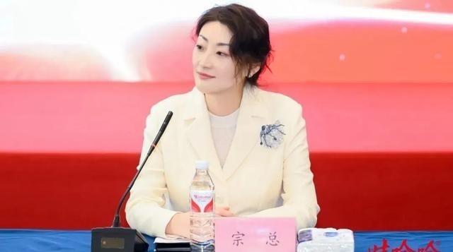 娃哈哈严重滞销，宗馥莉开掉销售总监，亲自出马接管重任，实在耗不起了。2026