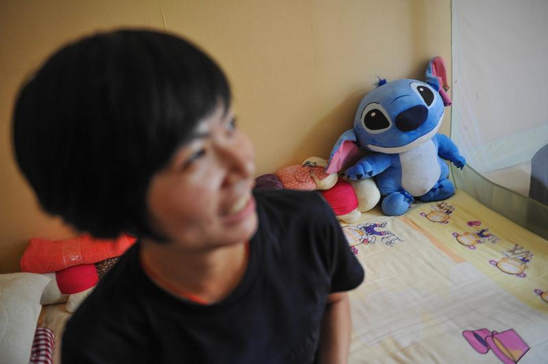 江苏姑娘生日把男同事喊回家，红酒干完俩人倒一张床，醒来男生叠好被子走人，还顺手把