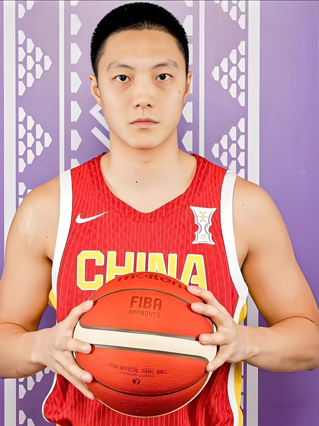 男篮世预赛赢球绝对功臣:胡明轩近几个赛季胡明轩的状态起起伏伏时