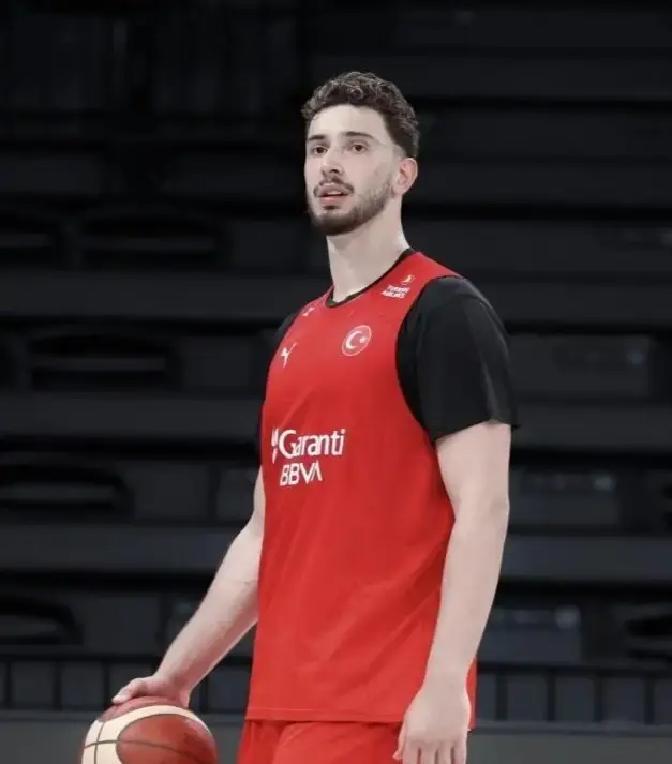 23岁，他在约基奇头上砍下30+三双，NBA历史第一次。不是萨博尼斯，也不