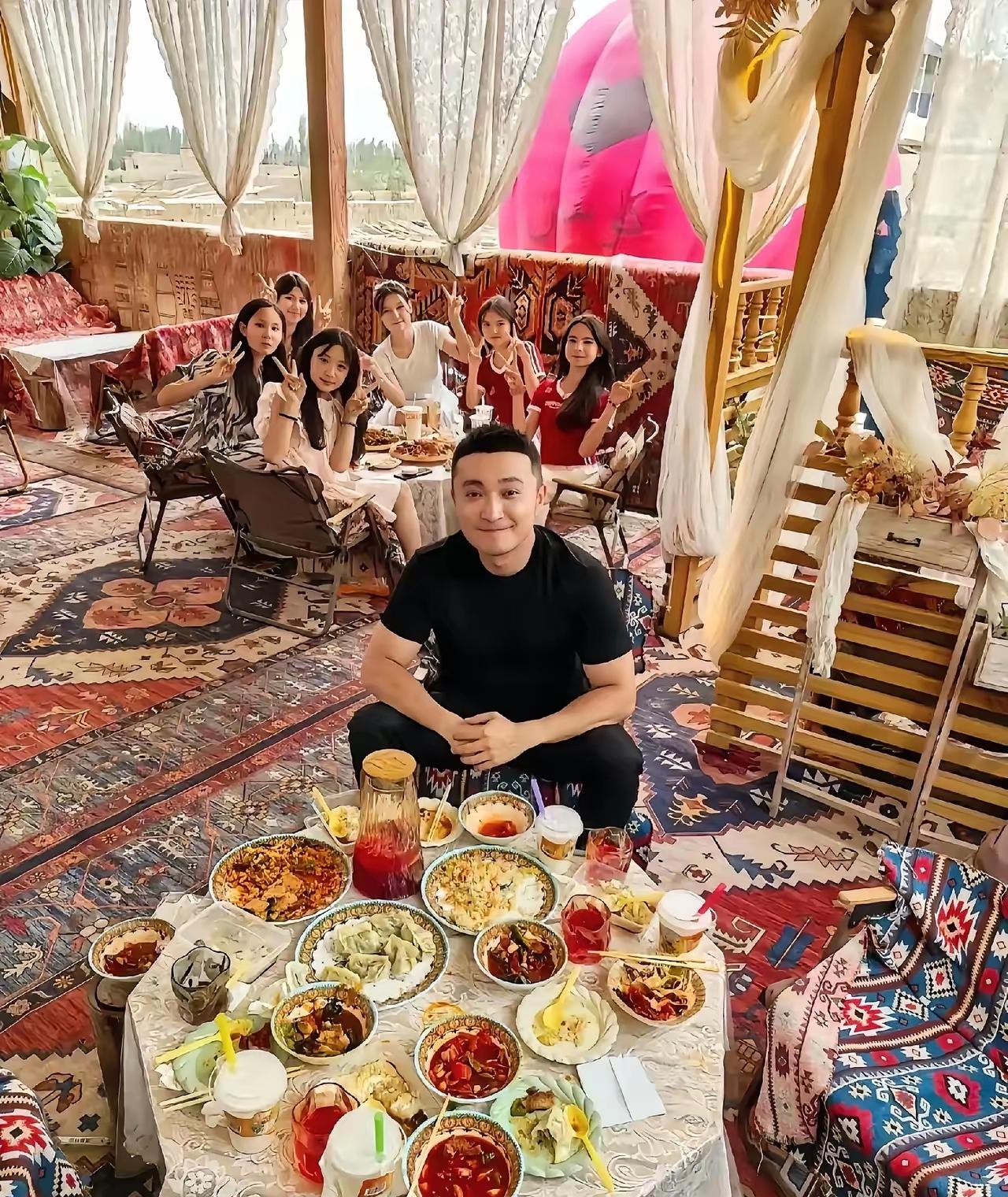 尼格买提这桌子辣子鸡够辣，却没有身后的妹子火辣！回趟老家，一桌子美食，结果就他