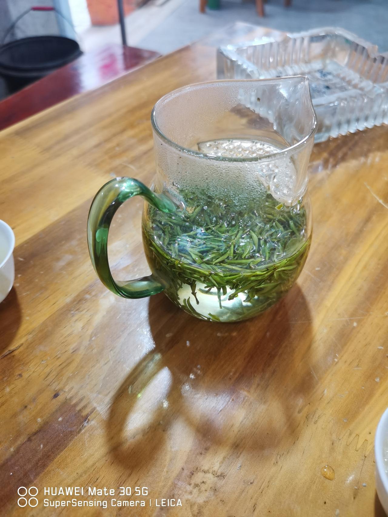 现在基本确定我买到的不是纯正“明前黄山毛峰茶”[捂脸哭]因为在现场泡的茶叶颜色（图