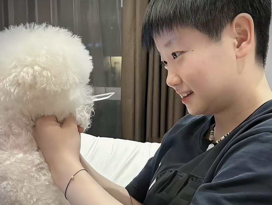 跟狗狗玩耍的莎莎。好有爱的画面啊。有种岁月静好的感觉。莎莎繁忙的训练比赛之