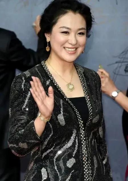 《潜伏》开拍，她和孙红雷拍完吻戏后，她悄悄地对导演说，我给你100块钱，让我再拍