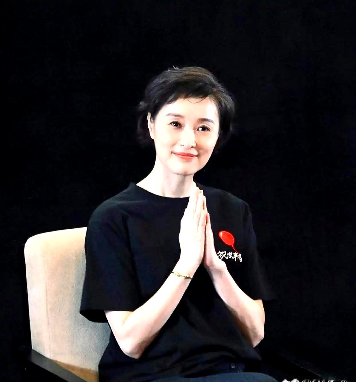 大学四年一个广告都接不到，吴越当年自卑到觉得自己根本不算漂亮，在这个恨不得把脸当饭吃的名利场里，起步