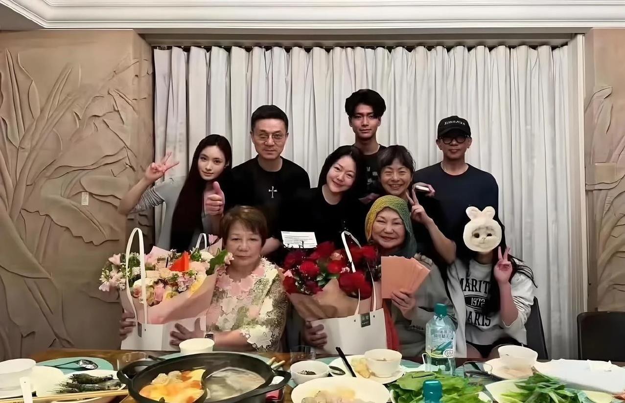大S妈妈，可算开心了！5月11日，母亲节当天，S妈在社交平台晒出一张全家福，小