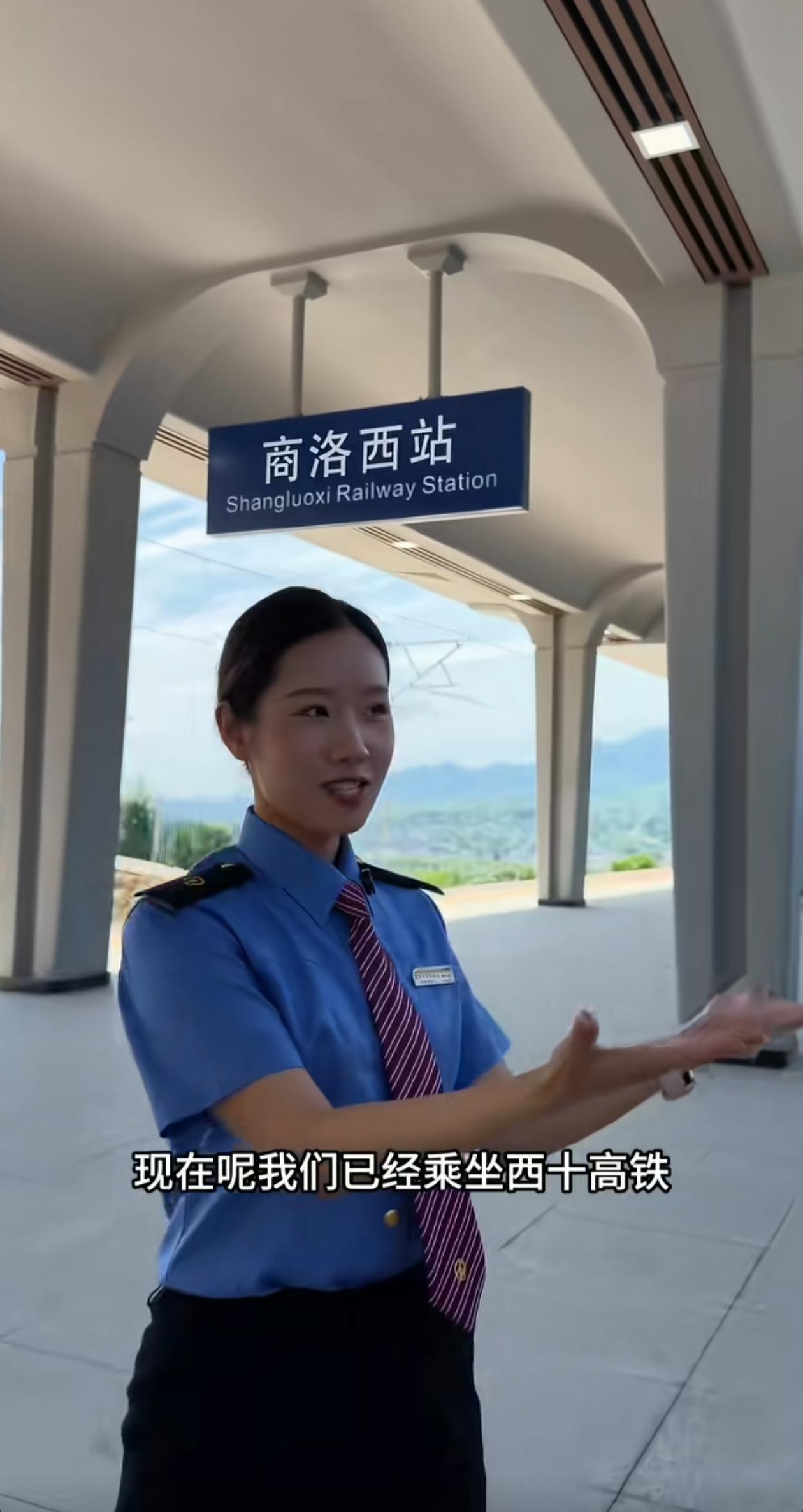 从西安东站发出的西十高铁测试车已经启动。乘务员兴高采烈地带领大家体验打卡，似乎旅