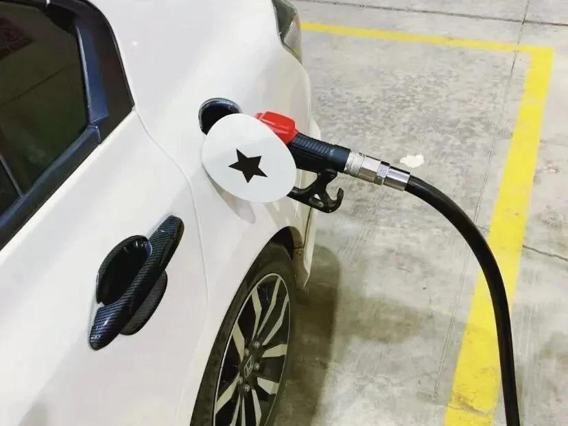 95号汽油都快10块一升了，我还是没换电车。不是我不心疼钱。加一箱油小五百，