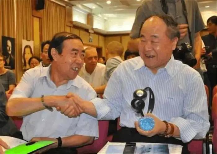 大家可能不知道，莫言和贾平凹，是一对相当要好的朋友，两人都是1975年生人，曾