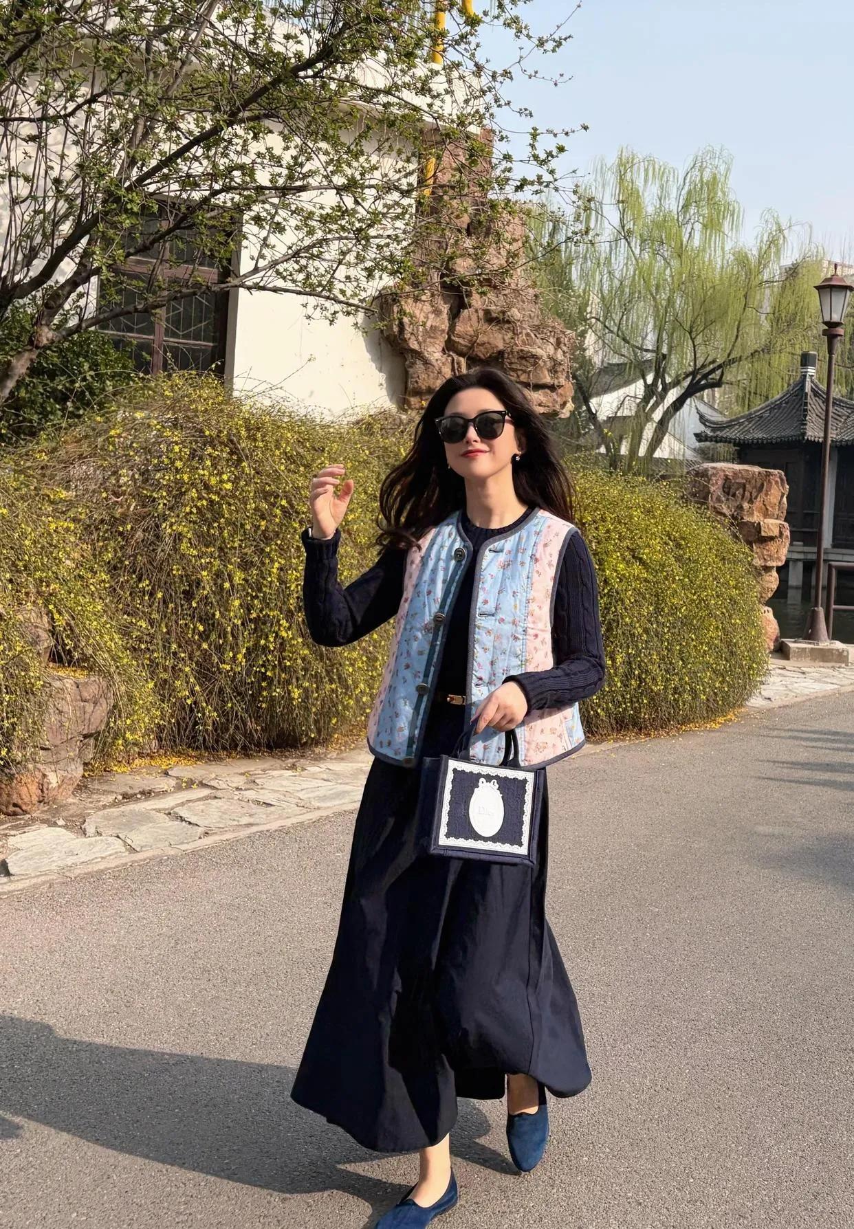 朱珠的穿搭品味真的绝了！藏蓝长裙+碎花马甲，复古又温柔，瞬间年轻10岁💥马甲