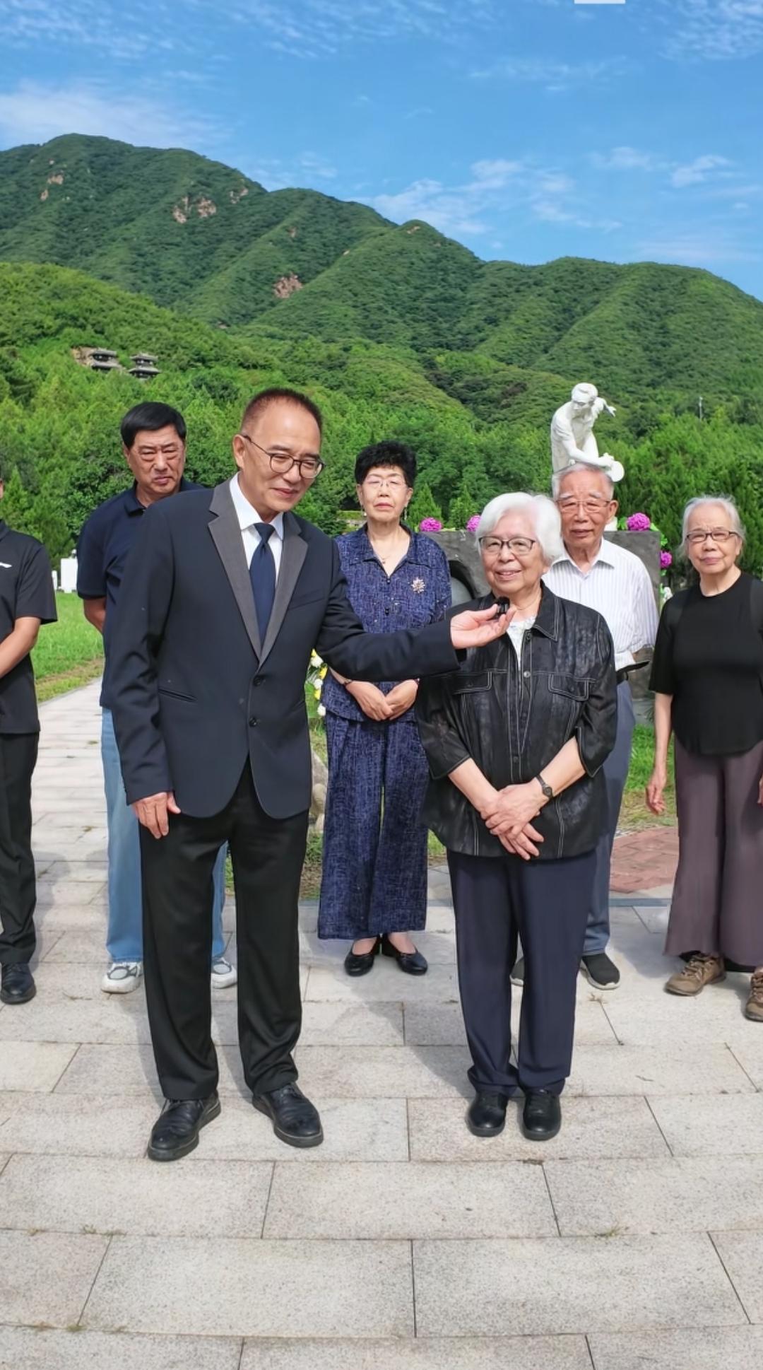 庄则栋的夫人佐佐木敦子在墓前为他过生日。农历七月初六是庄则栋的生日，佐佐木敦子专