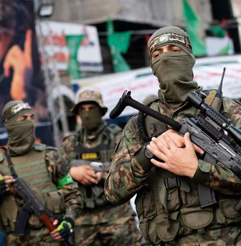 加沙地区寒冬缺吃喝，缺乏住房！以色列给出一个方案，哈马斯还有6万把AK-47突击