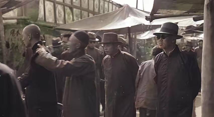 1949年，上海赫赫有名的53岁商人丁永福，经营着两家纺织厂，突然把自家的厂房全