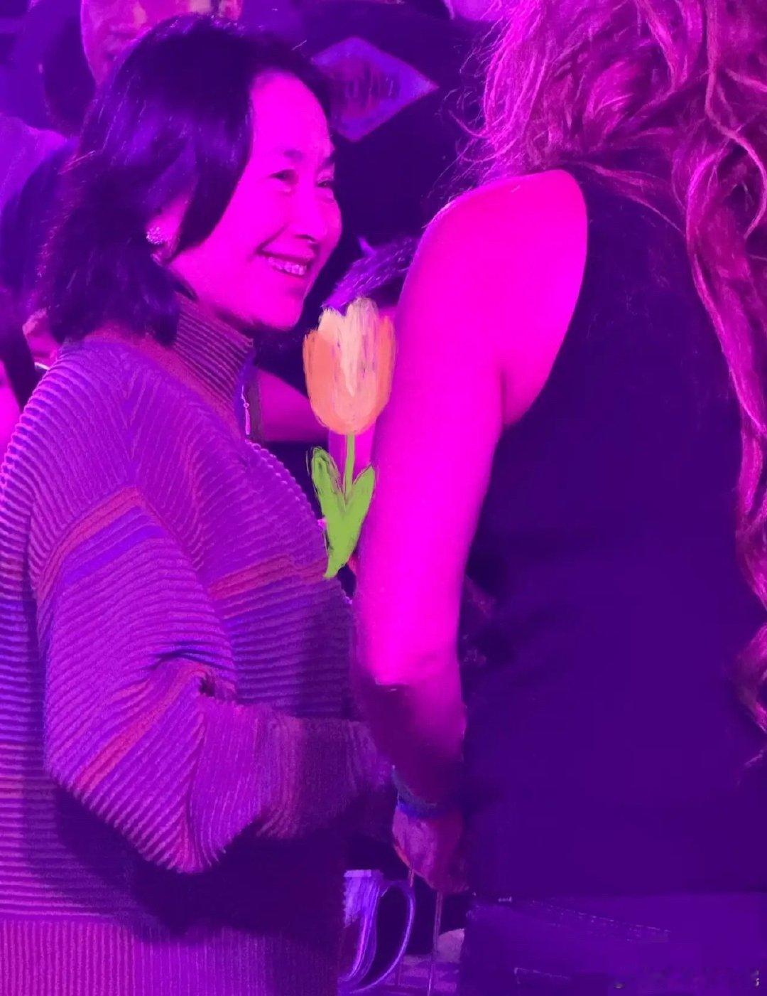 何超琼现身自家酒店中国澳门美高梅参加啤酒美食节，与金发外国美女热聊，在外国人当中