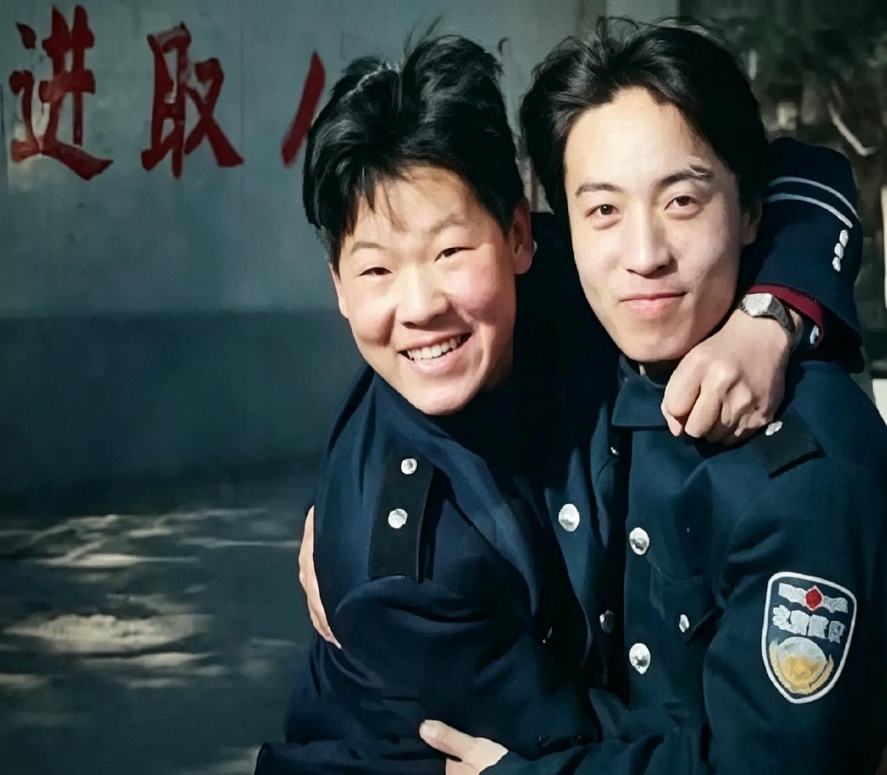 1999年，14岁的岳云鹏在北京当保安，搂着同事笑得没心没肺。那时候他还没碰相声