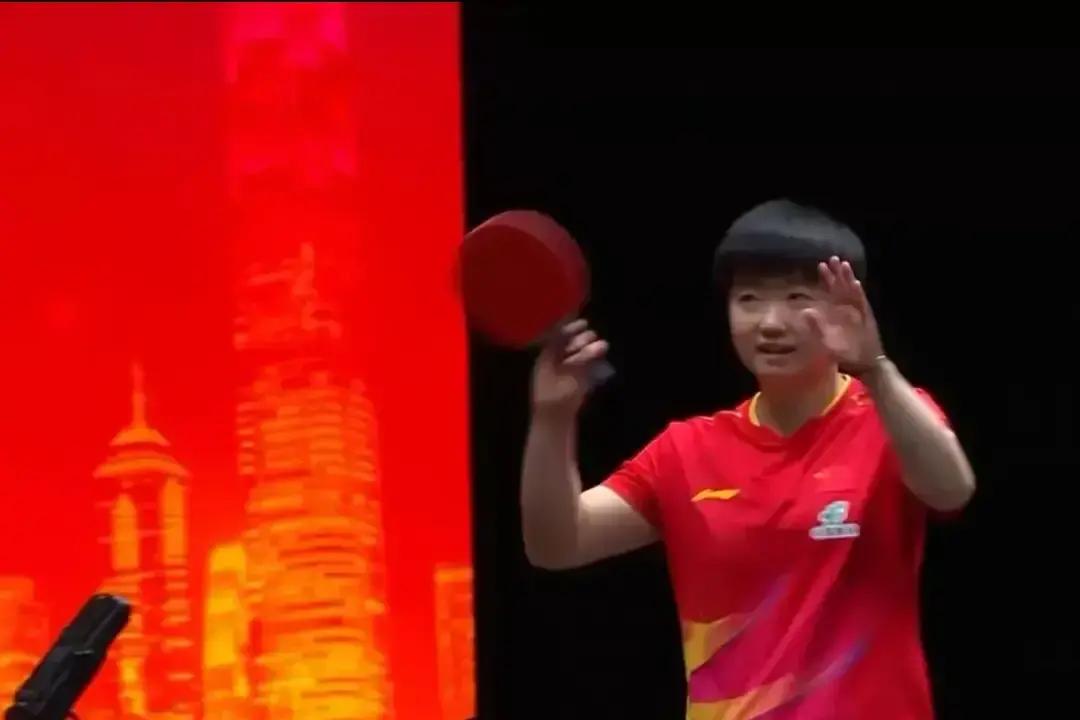 她笑着扭断了脚踝。不是比喻。WTT重庆赛场，孙颖莎救球时右脚踝“咔”一声脆响