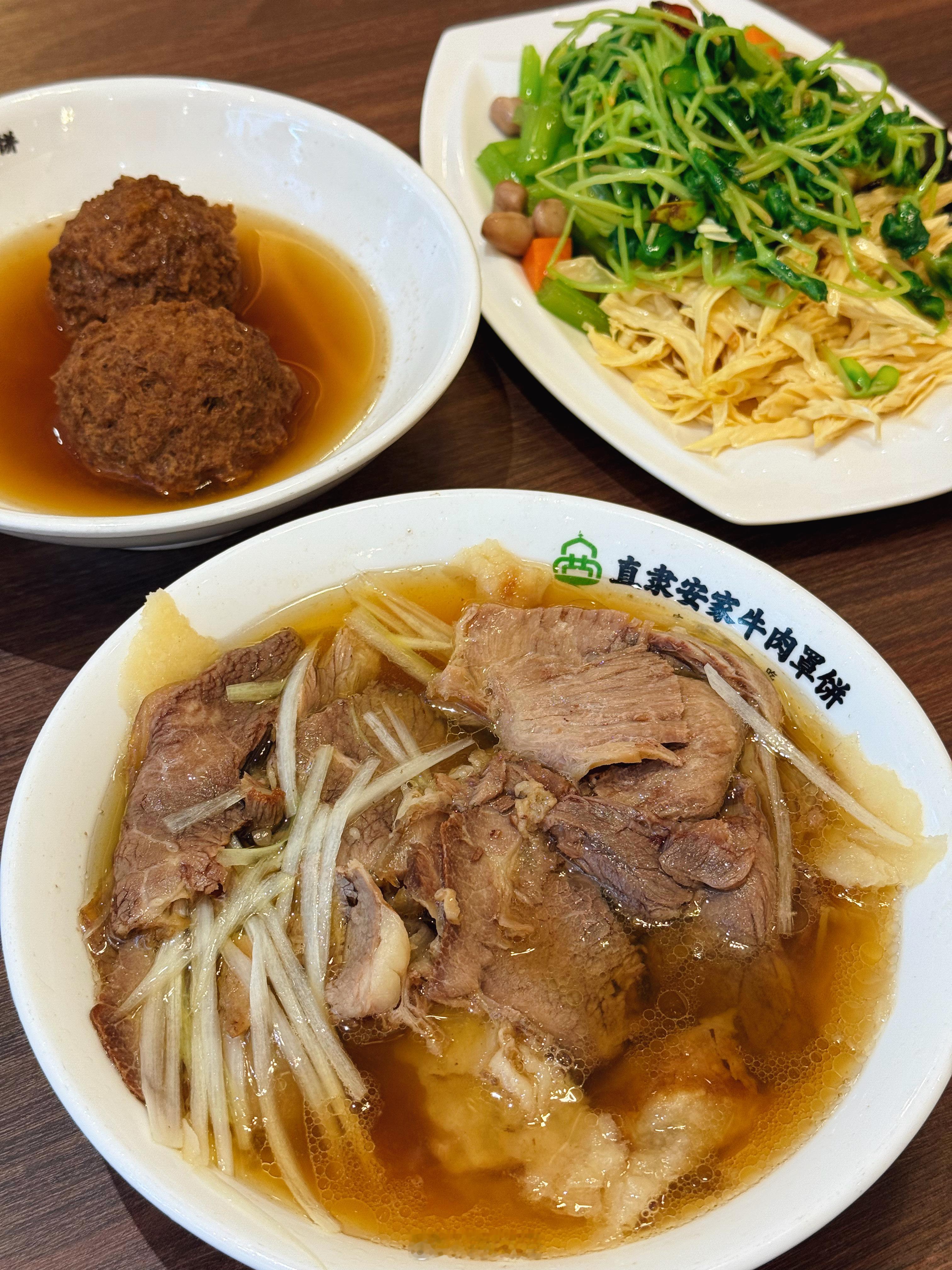 人生第一次吃保定牛肉罩饼。上边是牛肉，下边是饼，我点的三罩一（三两牛肉一两饼），