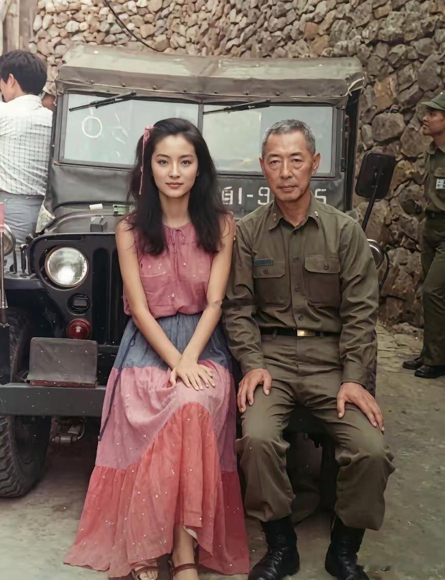 这张照片告诉你什么是天生丽质，大美女！右边的男士是林青霞的亲生父亲林维良，