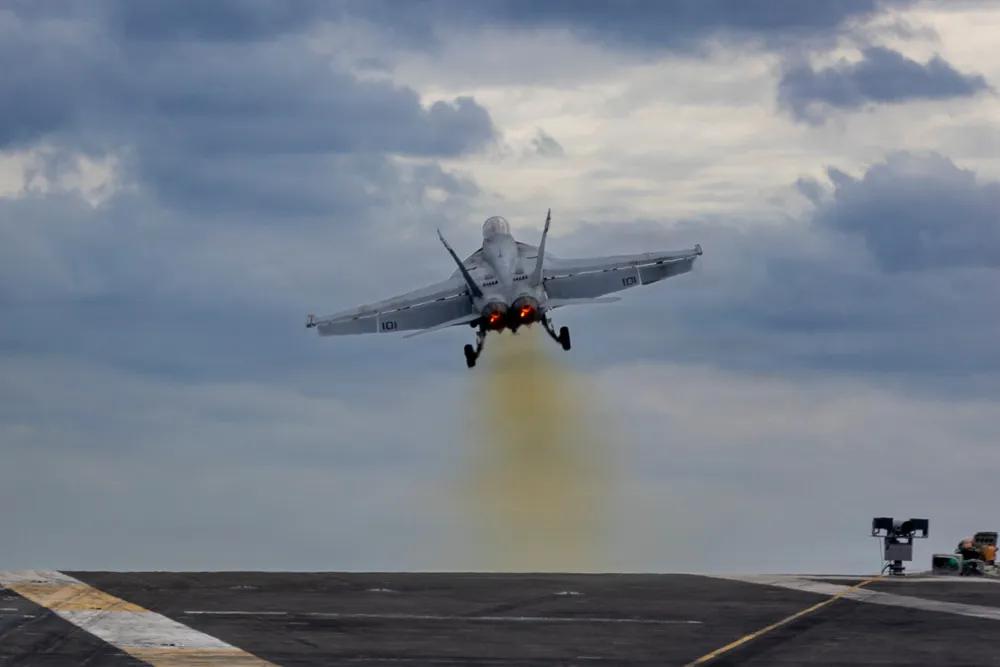 中国航母与美国相比，没有差距，只有熟练度。2026年1月4日，南海，一架隶属于