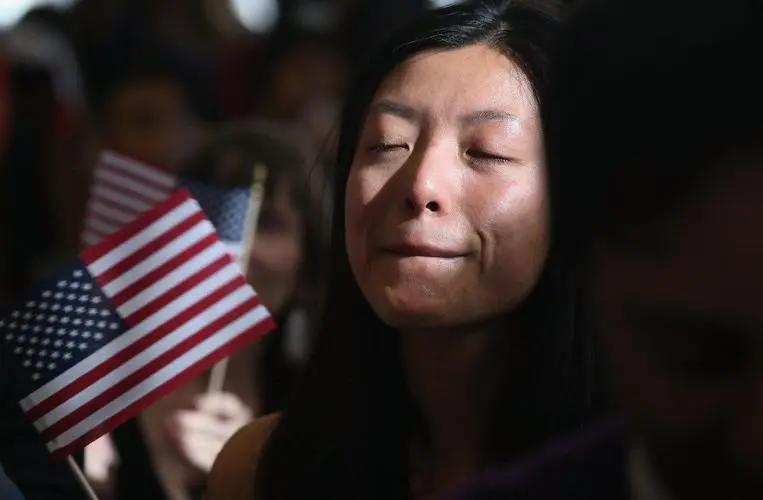 一位美国网友的吐槽，戳中了一个让人心酸的现实：在美国出生的华裔，个个表现得像最激