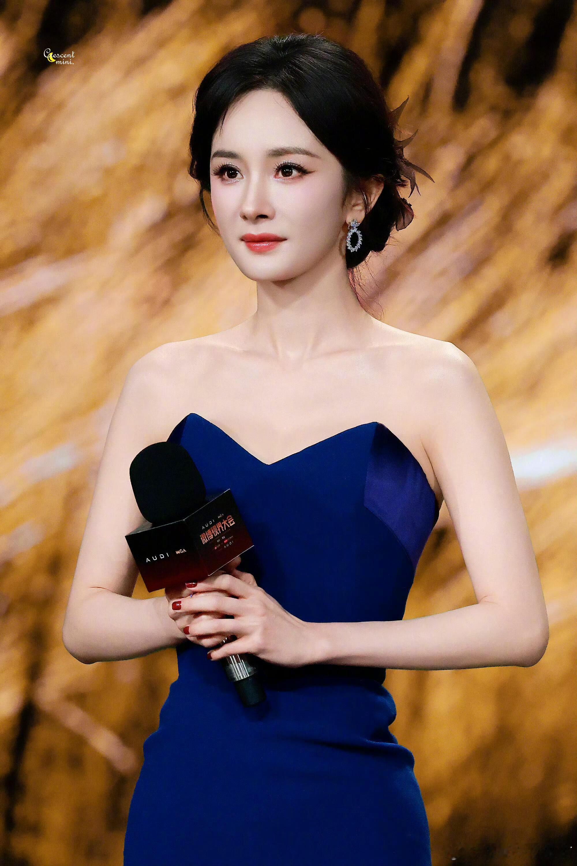 杨幂这套太美了吧，感觉贵气都要溢出屏幕了[爱心]​​​