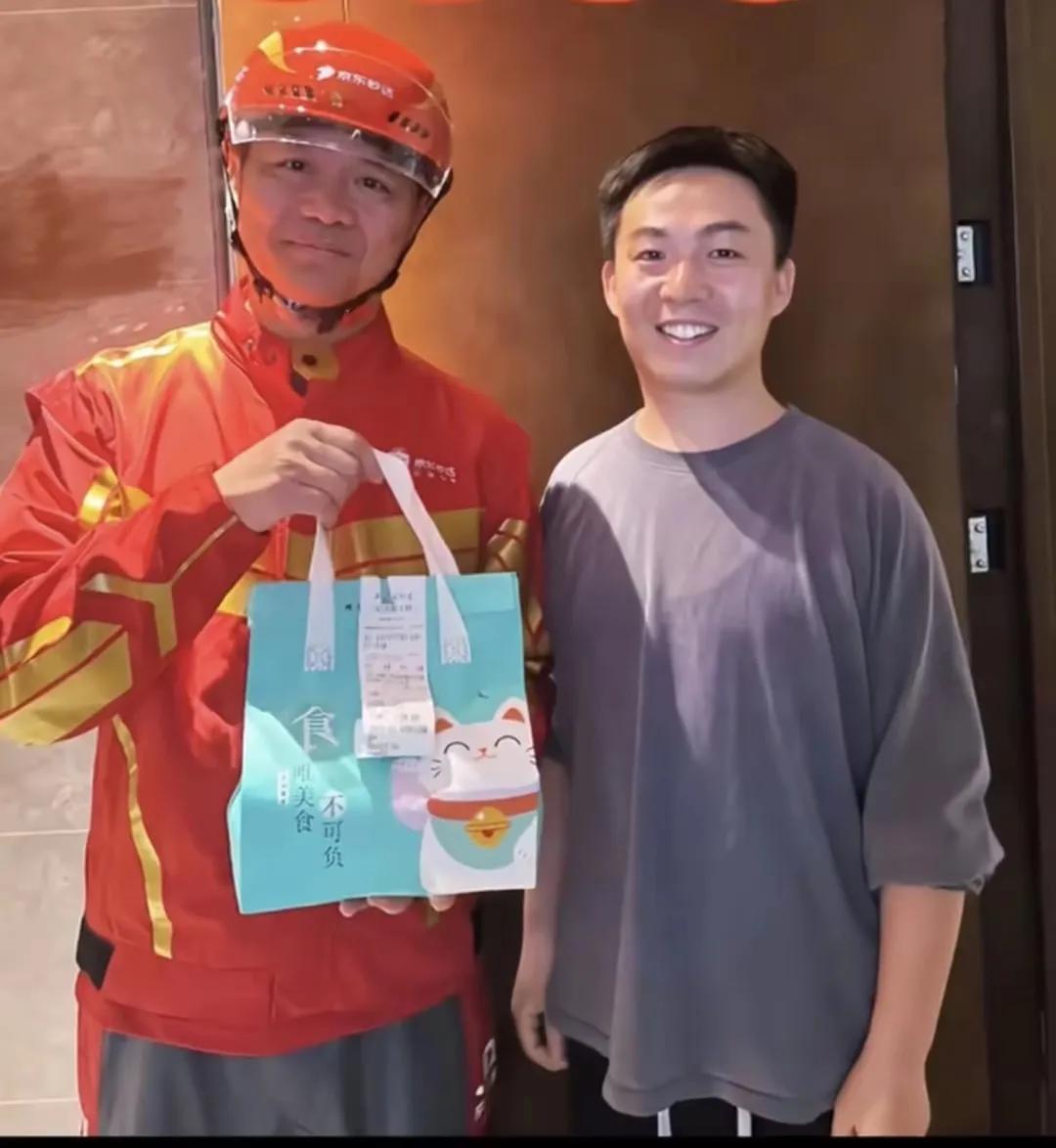 震惊！刘强东我亲自送外卖，还请外卖骑手一块吃火锅……你可以说这其中不乏传播作