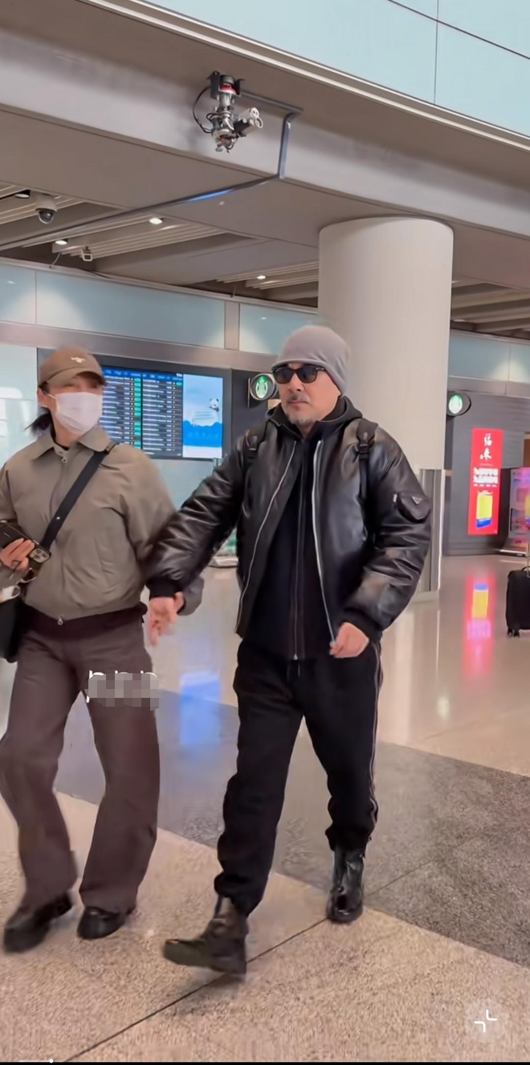 陈建斌和老婆，手拉手太甜蜜了，蒋勤勤真的是嫁对了。