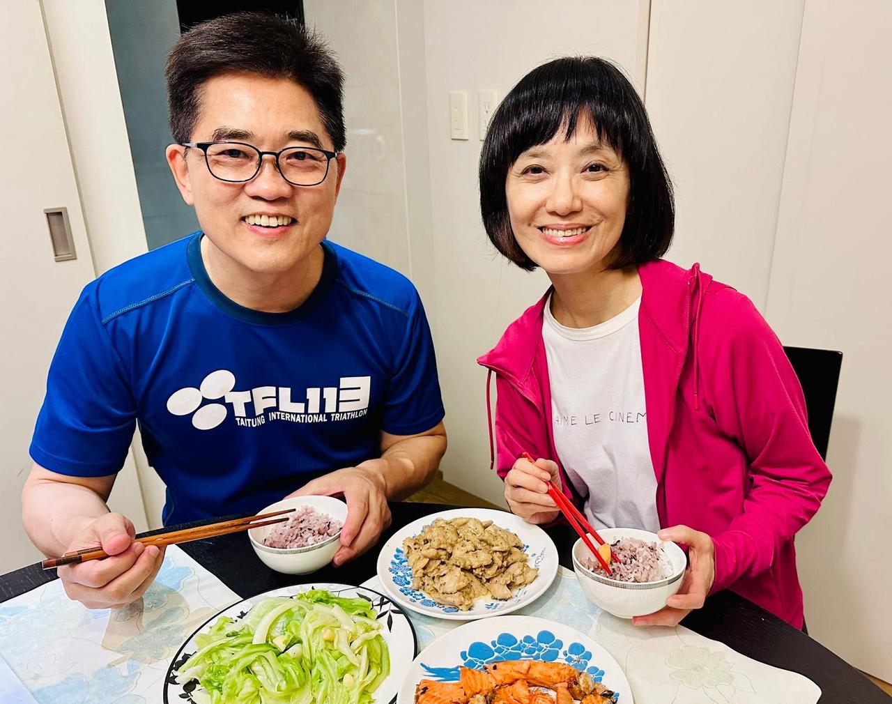 国民党前秘书长黄健庭卸下党务重担后，生活步调明显慢了下来。过去在政坛日夜奔波、应