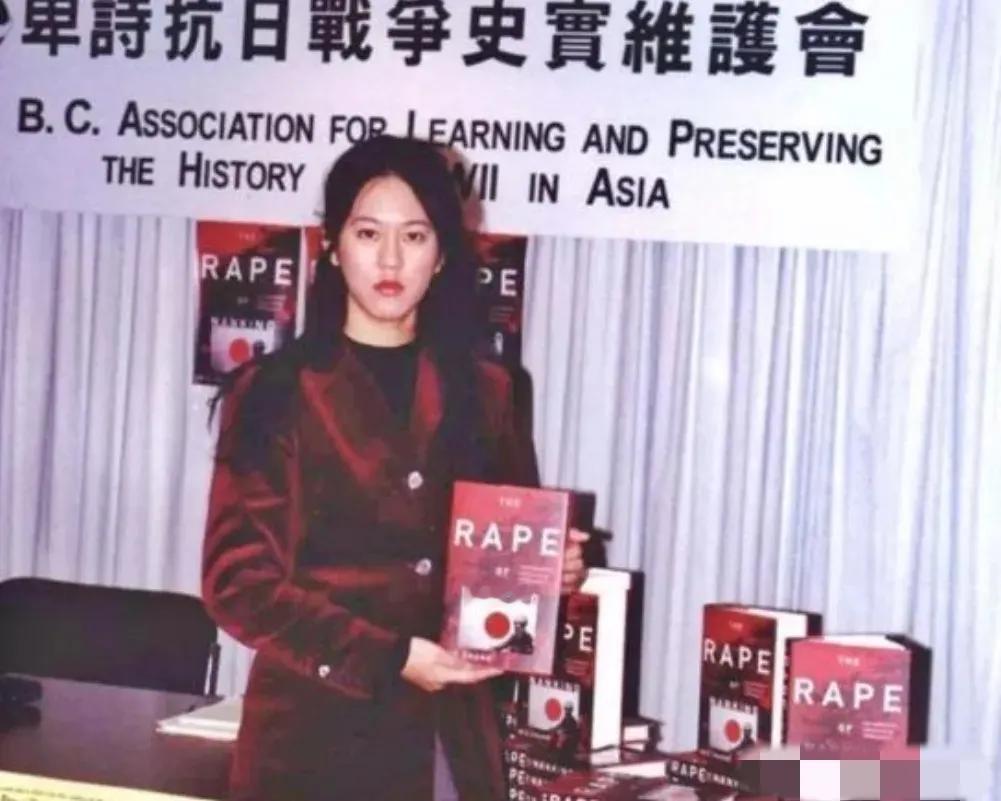 2004年，揭露南京大屠杀真相的张纯如，被发现死在车内，所有人都以为她是自杀，然