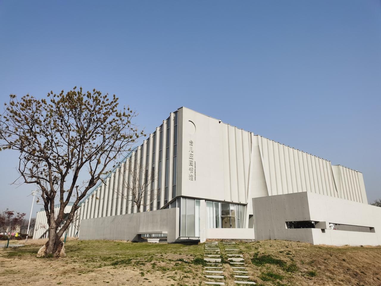 假期，我是那个图书馆没开门就到的[捂脸哭][捂脸哭][捂脸哭]看书的时刻开始走近图书