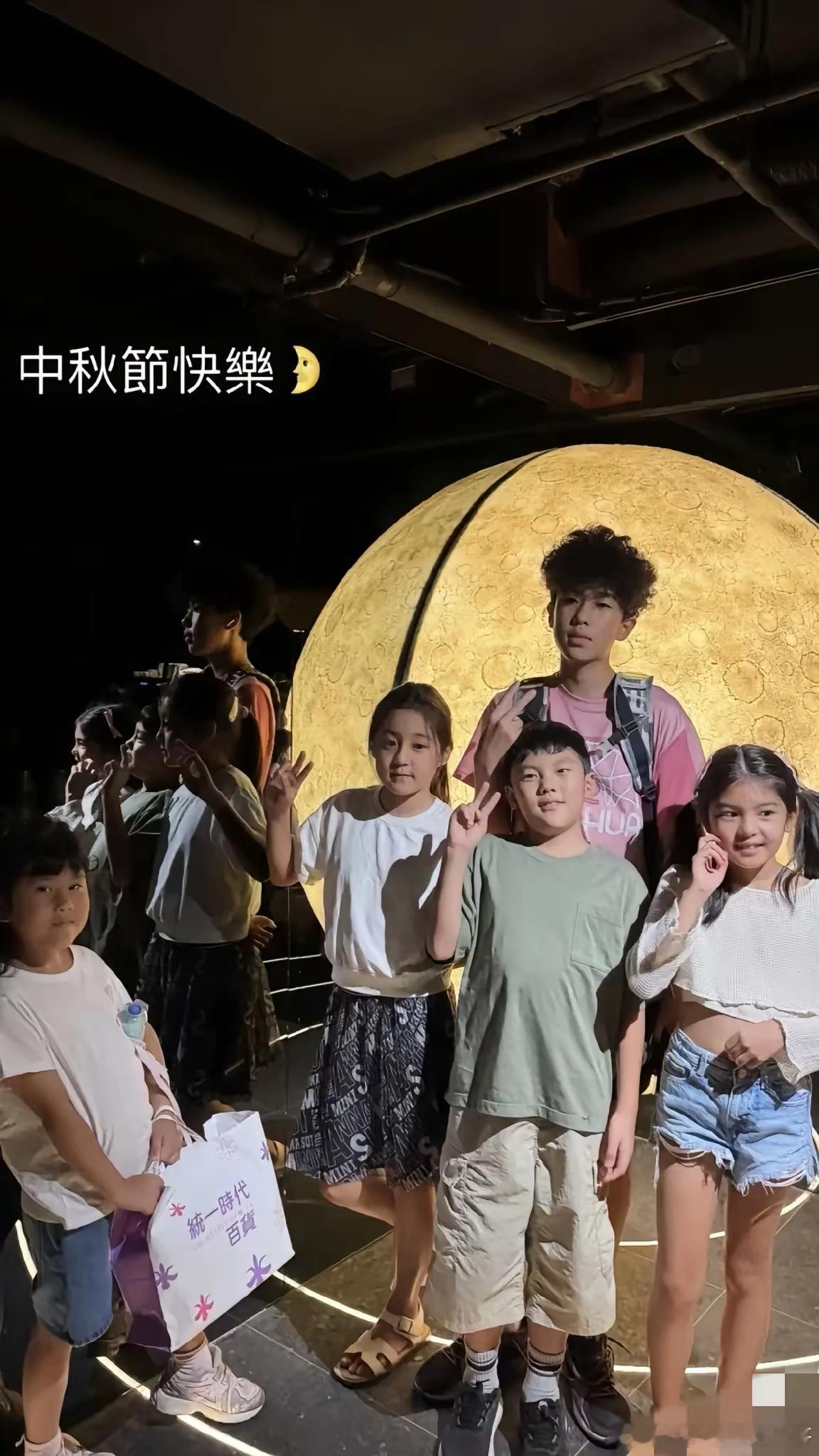 中秋节贾静雯与家人一起庆祝，20岁的梧桐妹长相好奇怪，脸变长了，腮帮子变宽，整张