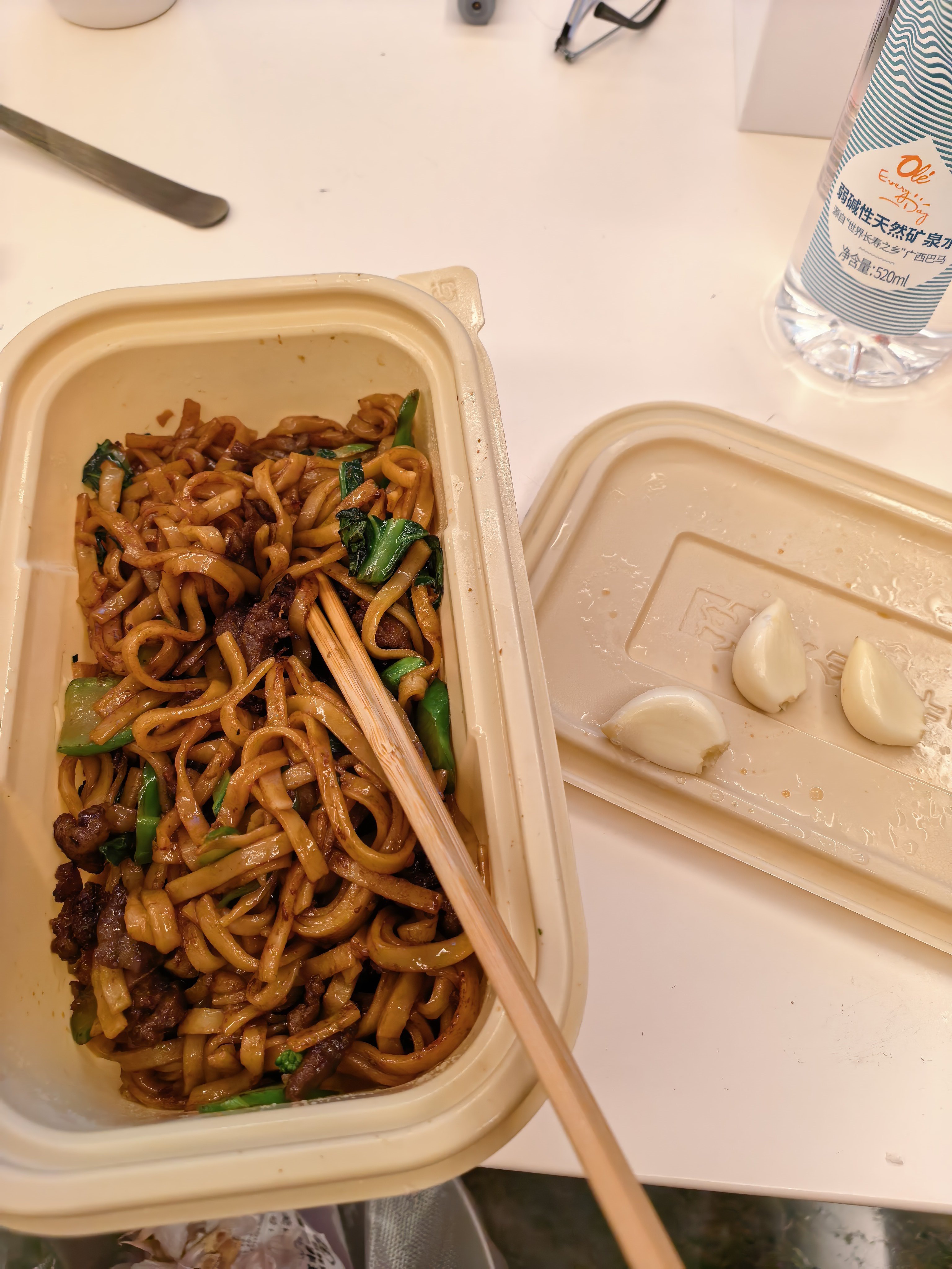 干炒牛河配大蒜，再看着F1决赛，太舒服了