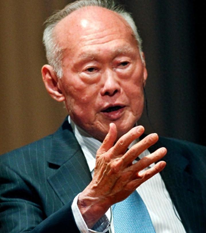 印度学者提问李光耀：印度该怎样崛起？ 李光耀：没有人能改变印度。 这位能