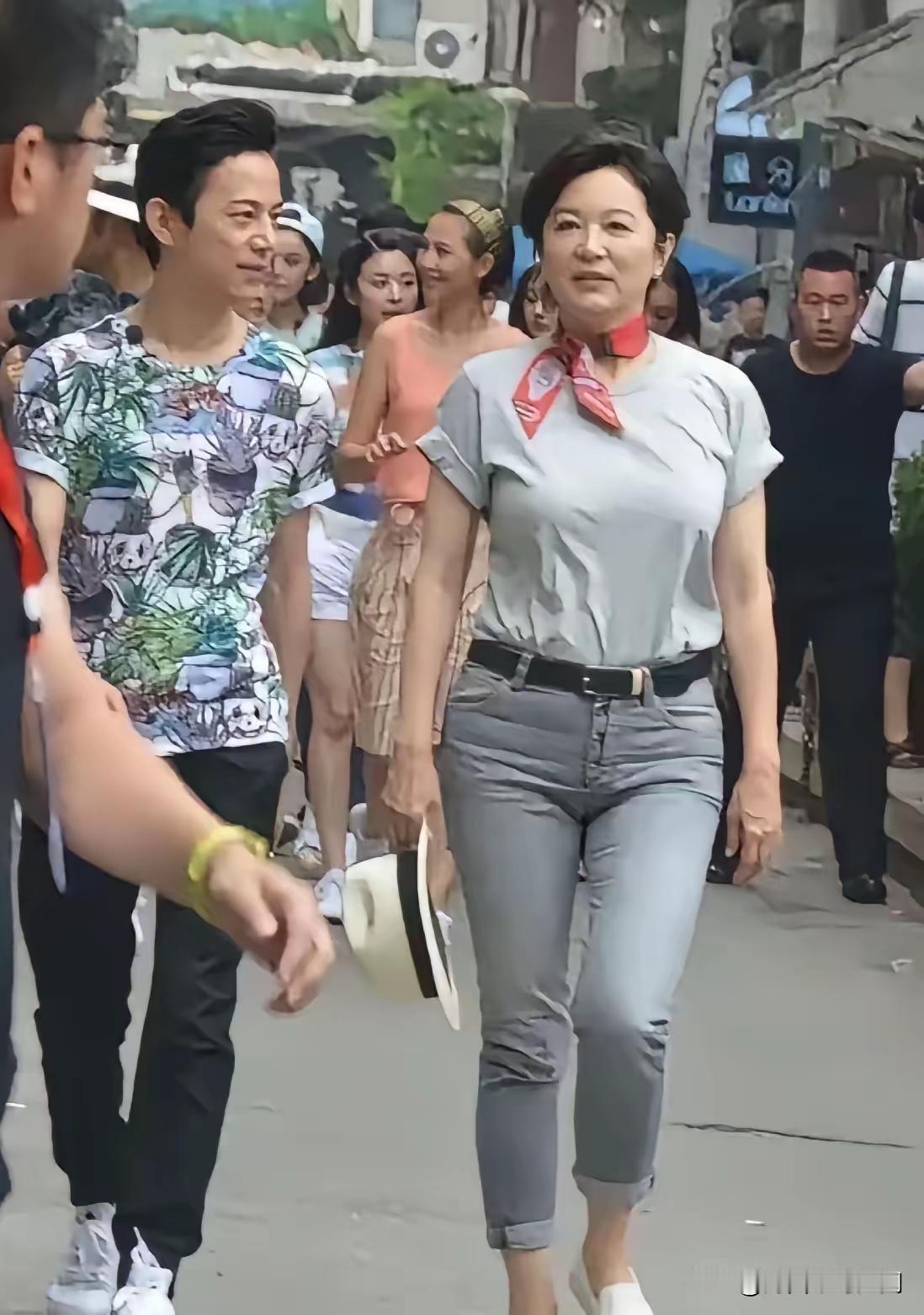 70岁的林青霞状态简直绝了！很多人到70岁可能尽显老态，可她却神采飞扬，走路带风