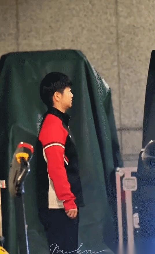 真的会为一些瞬间破防。凌晨，刚结束比赛的孙颖莎，拖着一身疲惫站在车边。就那么