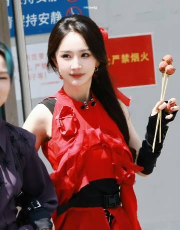 杨幂密室大逃脱红裙路透，明艳大气的大美幂，好漂亮啊
