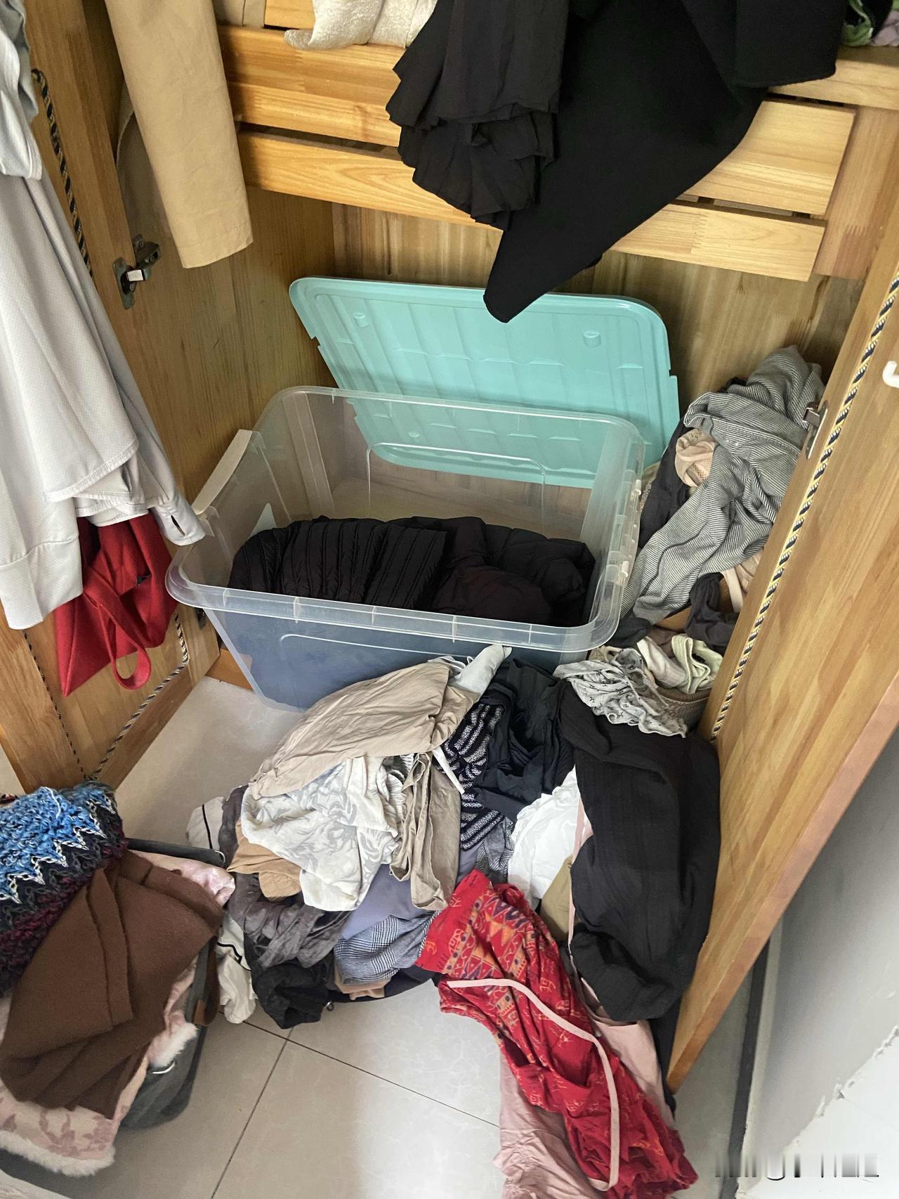 又到了换季节的时候了！我把冬天的棉衣服收拾好，放箱子底了！把夏天衣服找出来，