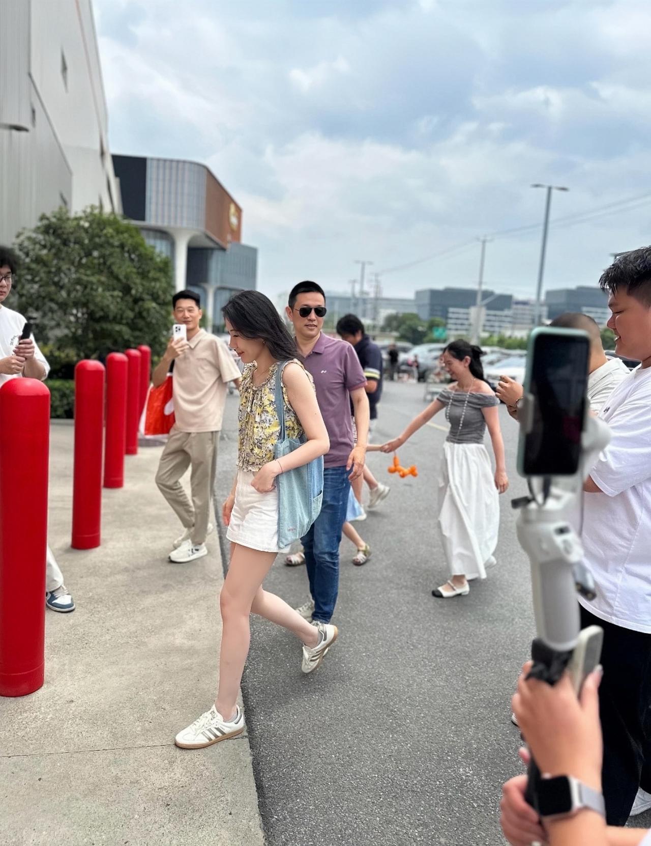 近日，李斌携老婆王奕芝现身上海，在某商场购物的画面。李斌的老婆王奕芝曾是央视