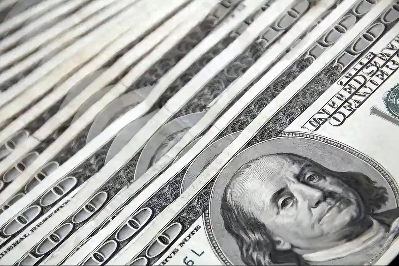 全世界没料到，美国动作真快，没踩中东坑，反而一招洗空30万亿债美国欠了38万