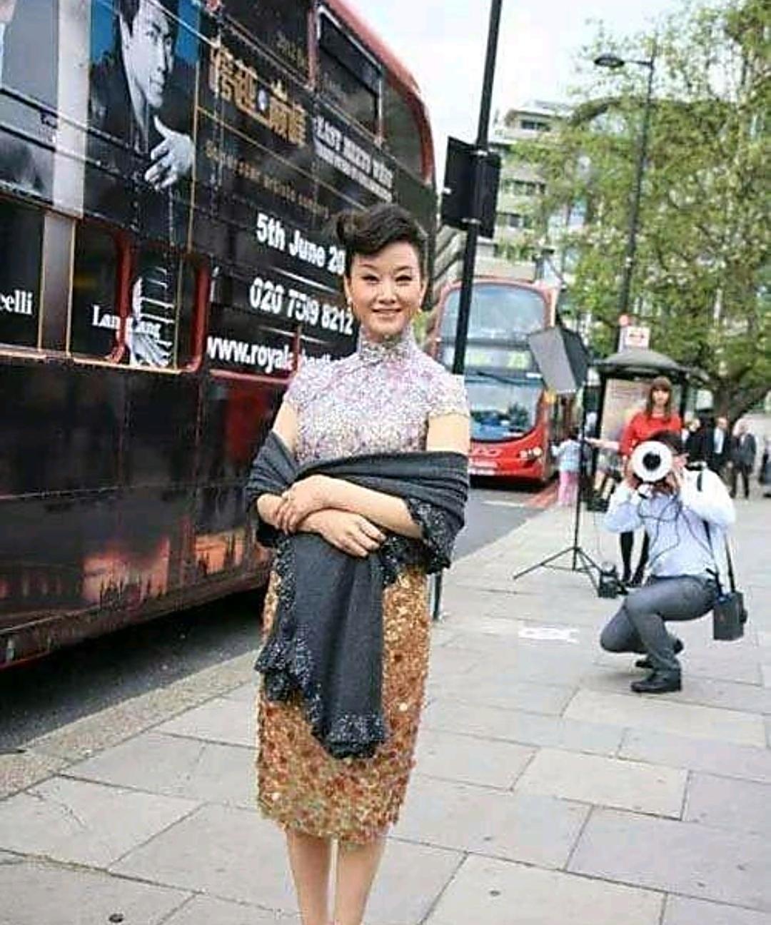 58岁的宋祖英在英国街头亮相，一下子成了焦点。她穿着剪裁超精致的旗袍，线条流畅，
