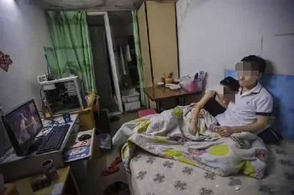 父亲给上大学女儿送被子，发现和男同学同居。男生光着膀子打游戏，对父亲态度敷衍，卫