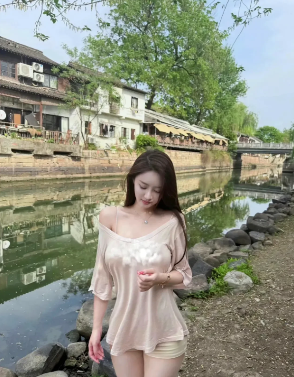发现一个美人胚子，美得像坠落凡间的天使。