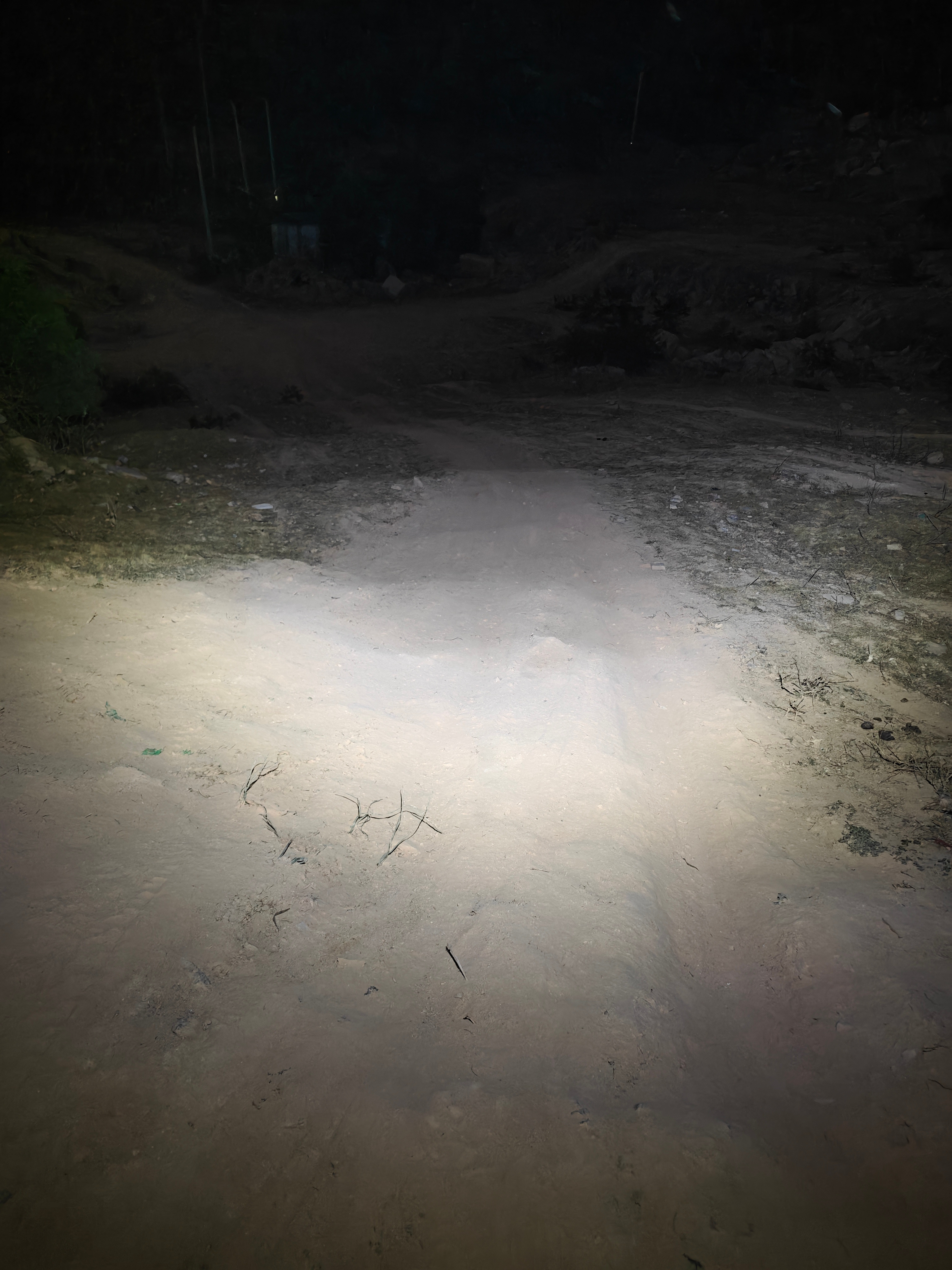 刚开这个坡上去，一开始35度，最后45度，油门70%就上去了，还是猛啊