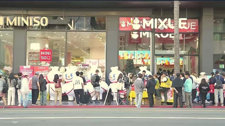 蜜雪冰城在美国开业的第二天，现场的排队盛况直接颠覆了我的认知！金发碧眼的外国人排