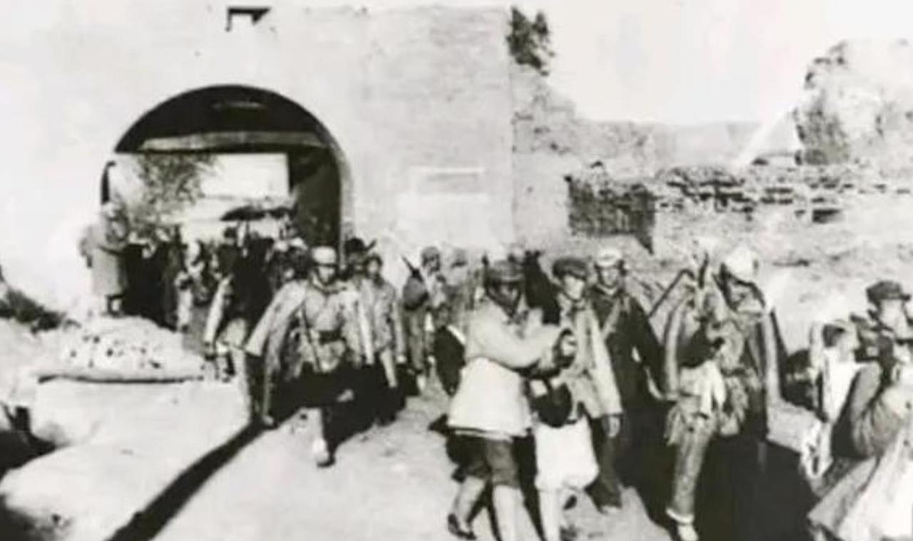 1947年10月，转战陕北途中，大家行军一天都没有吃饭。走着走着，警卫战士刘志强