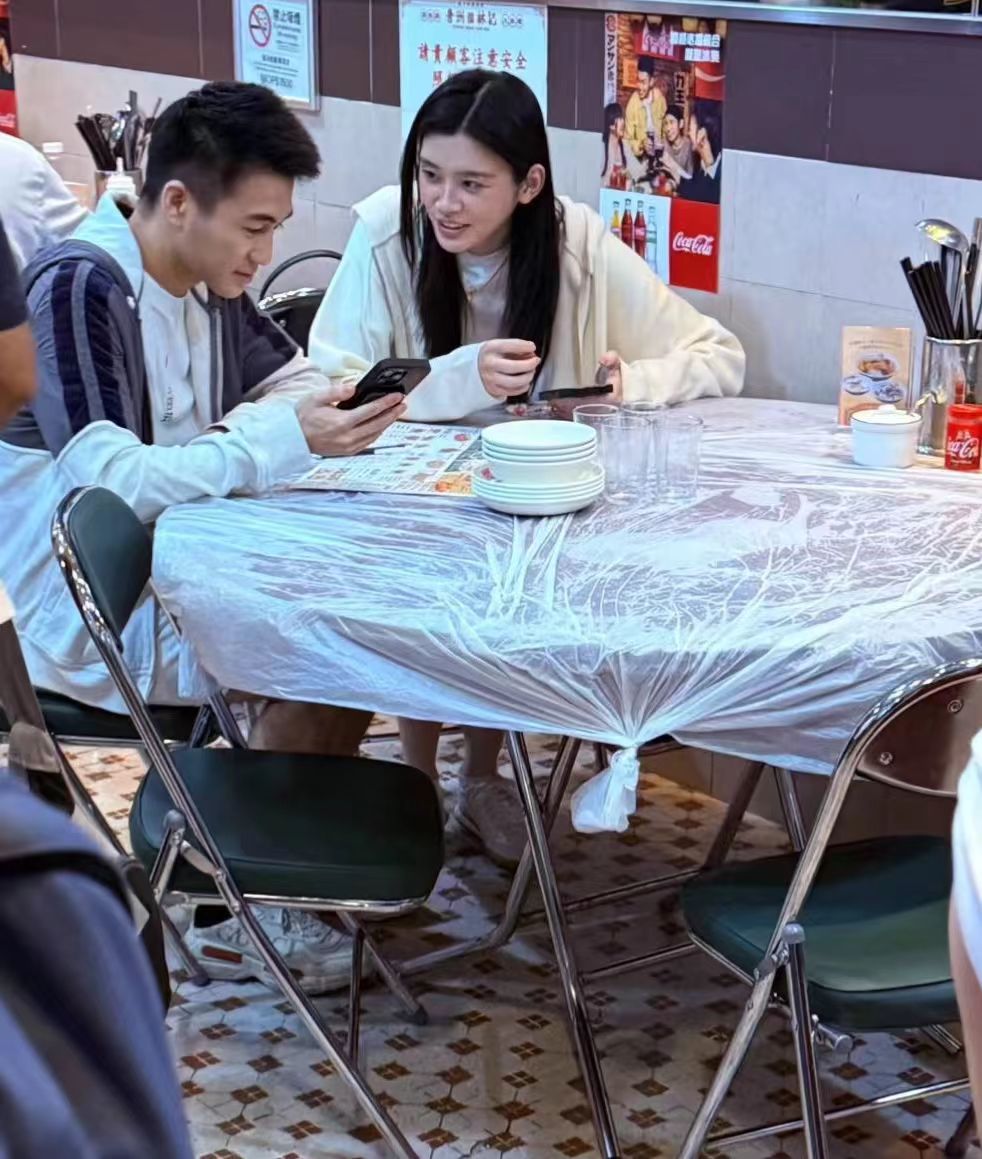 澳门餐厅偶遇何猷君奚梦瑶何猷君给奚梦瑶拉椅子网友澳门餐厅偶遇何猷君奚梦瑶，就座