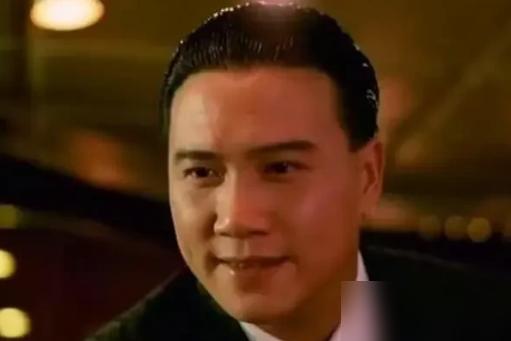 主持人问王晶："万梓良年轻时是香港顶流明星，现在在酒吧驻唱，你怎么看？"王晶