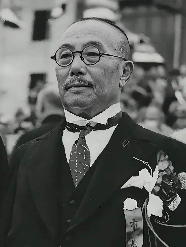 1940年，大汉奸傅筱庵为了活命，不仅请了23个保镖，还弄了4辆警卫汽车，谁知，