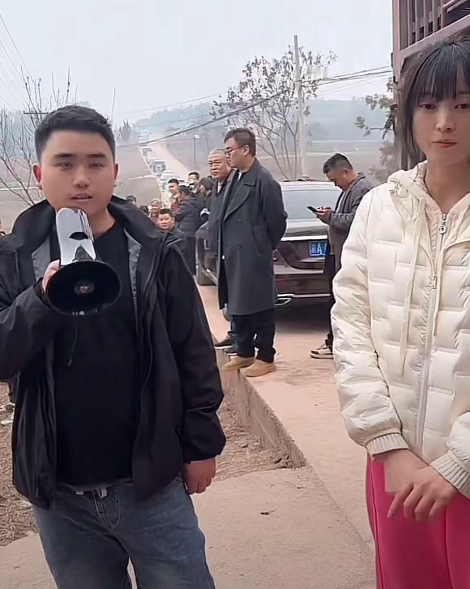 还好合川文旅及时给呆呆兜底！不然呆呆更呆！呆呆说她村口那条小路已经交通管制了，