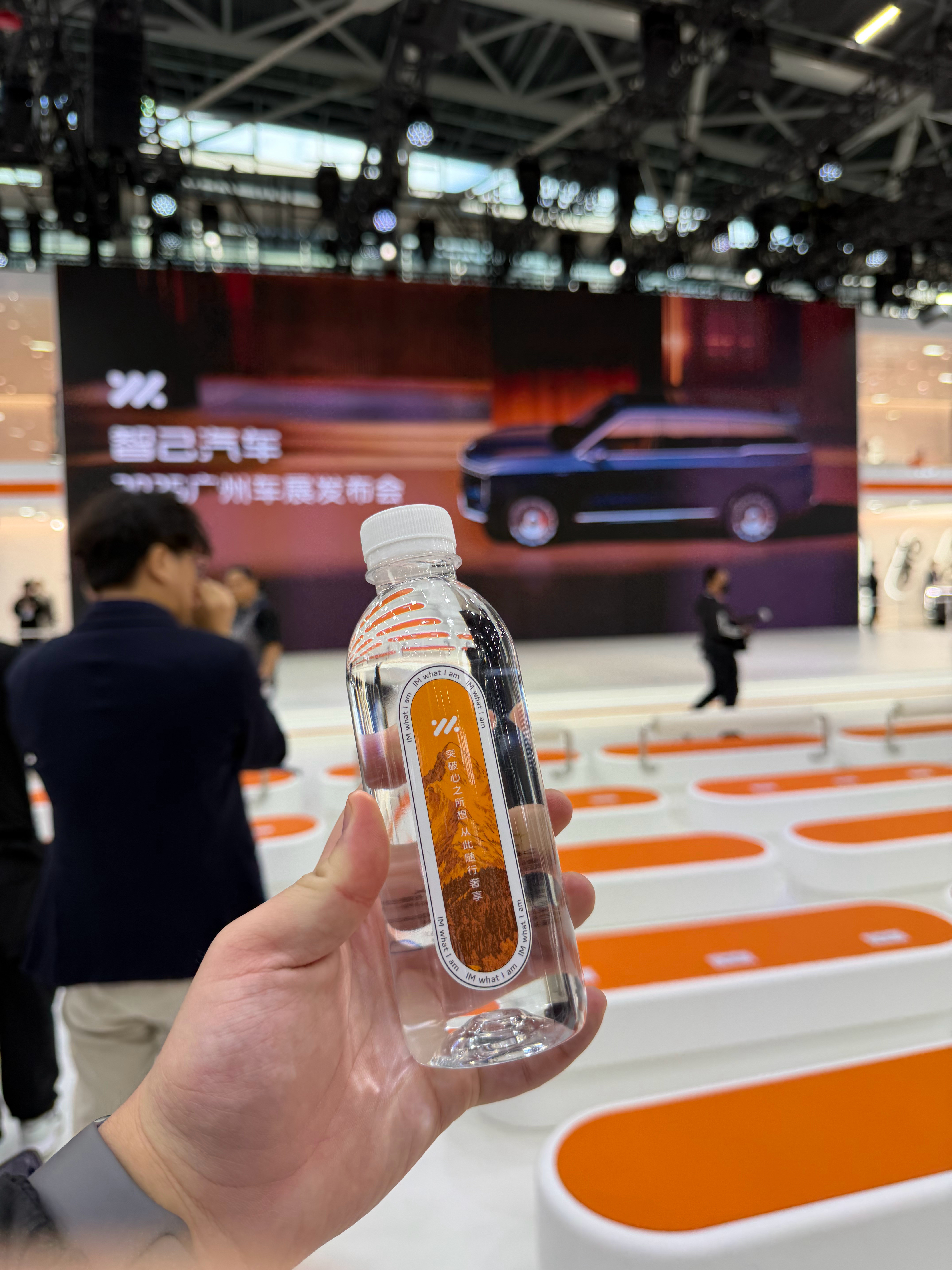 今天智己LS9全国开启交付了我很推荐！目前来看，ls9在旗舰系suv里是最具性价